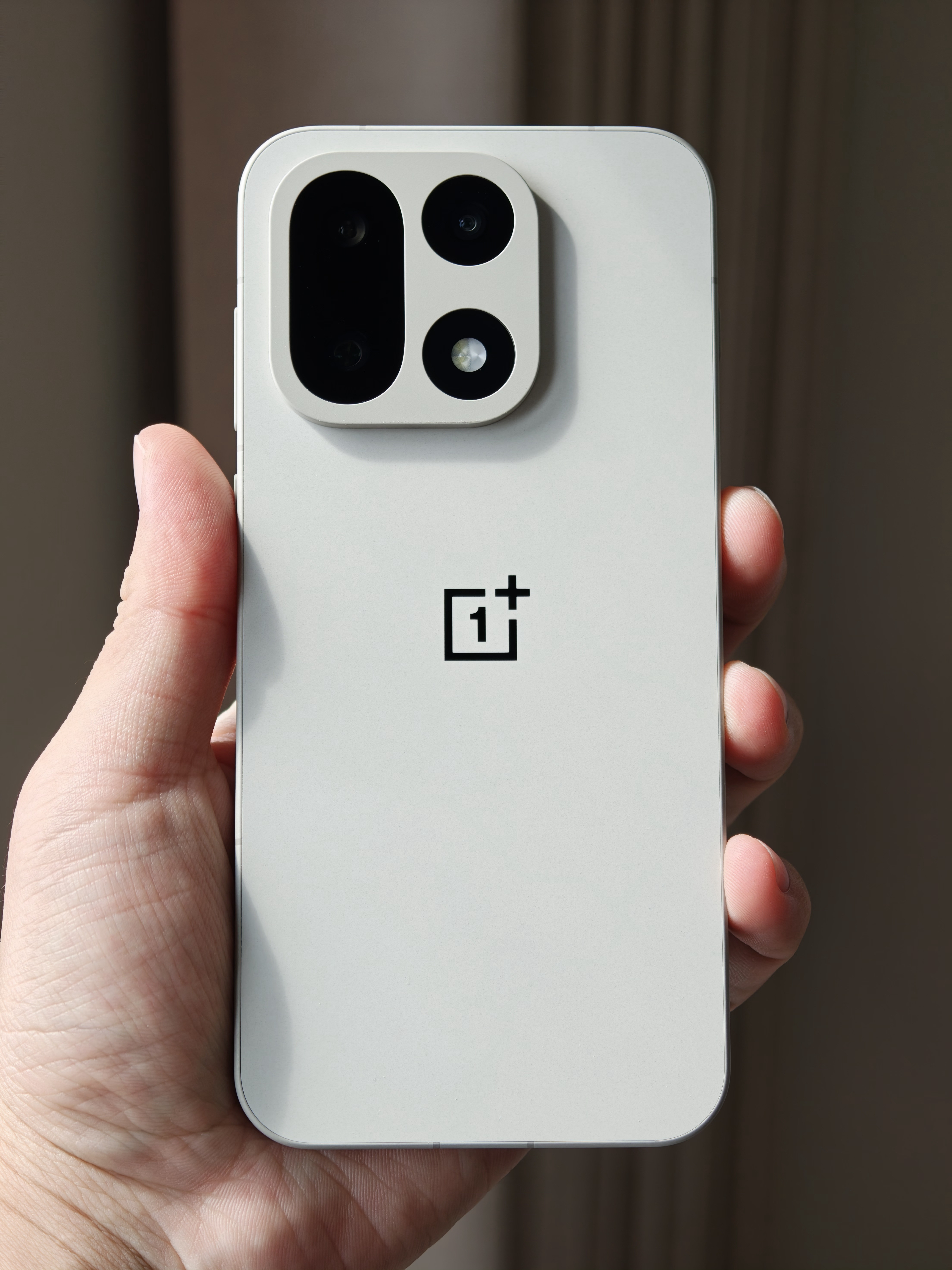 上手一加15，京东自营自费购买。无敌的四等边正面观感、极其牛逼的后盖与边框质感（