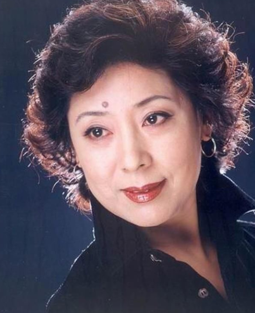 1990年，歌唱家关牧村因无法忍受丈夫的家暴，毅然决定离婚，面对她的请求，王星军