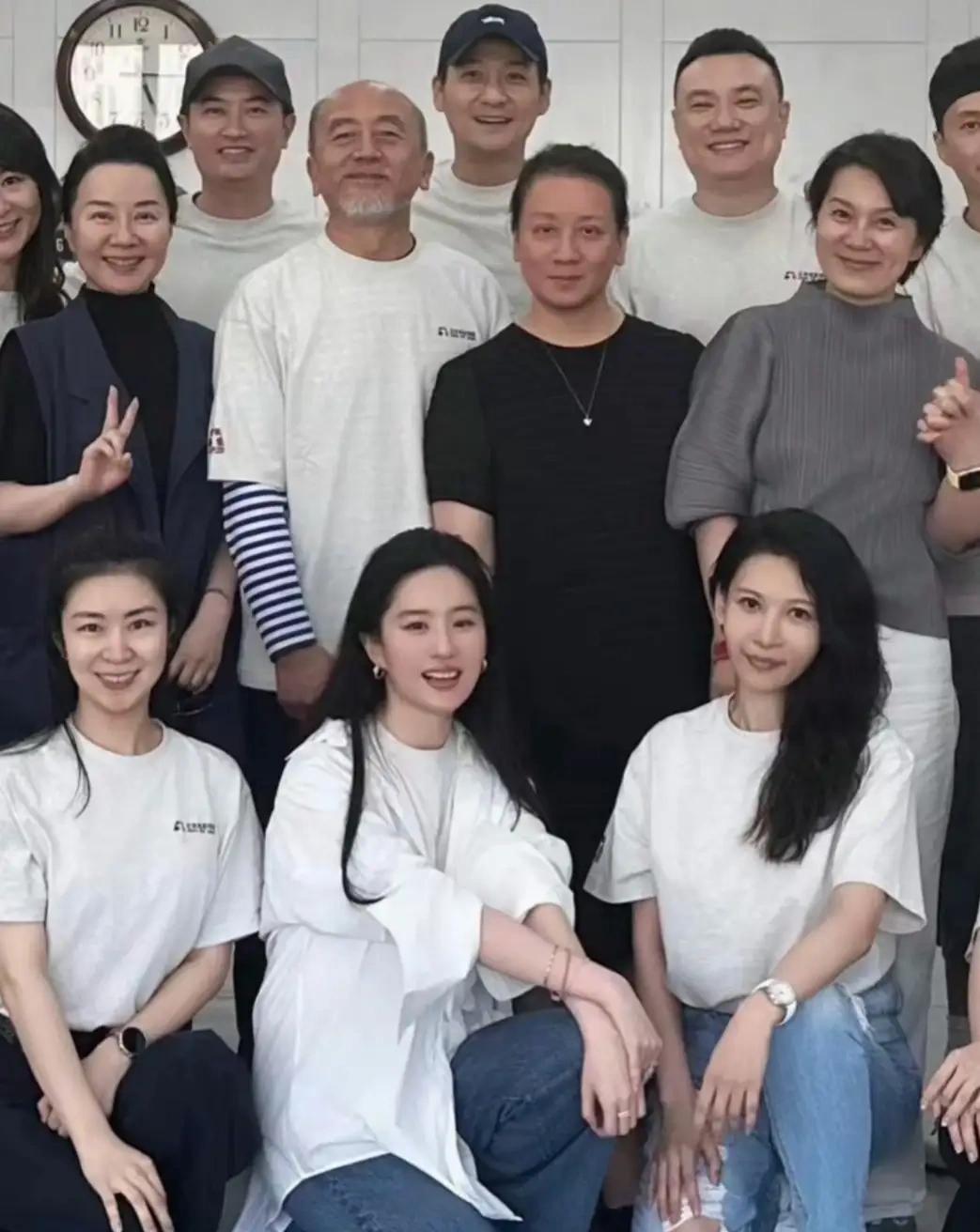 忙完海外工作，刘亦菲专程赶回北京，参加北电毕业二十年同学聚会，一举一动圈粉无数。