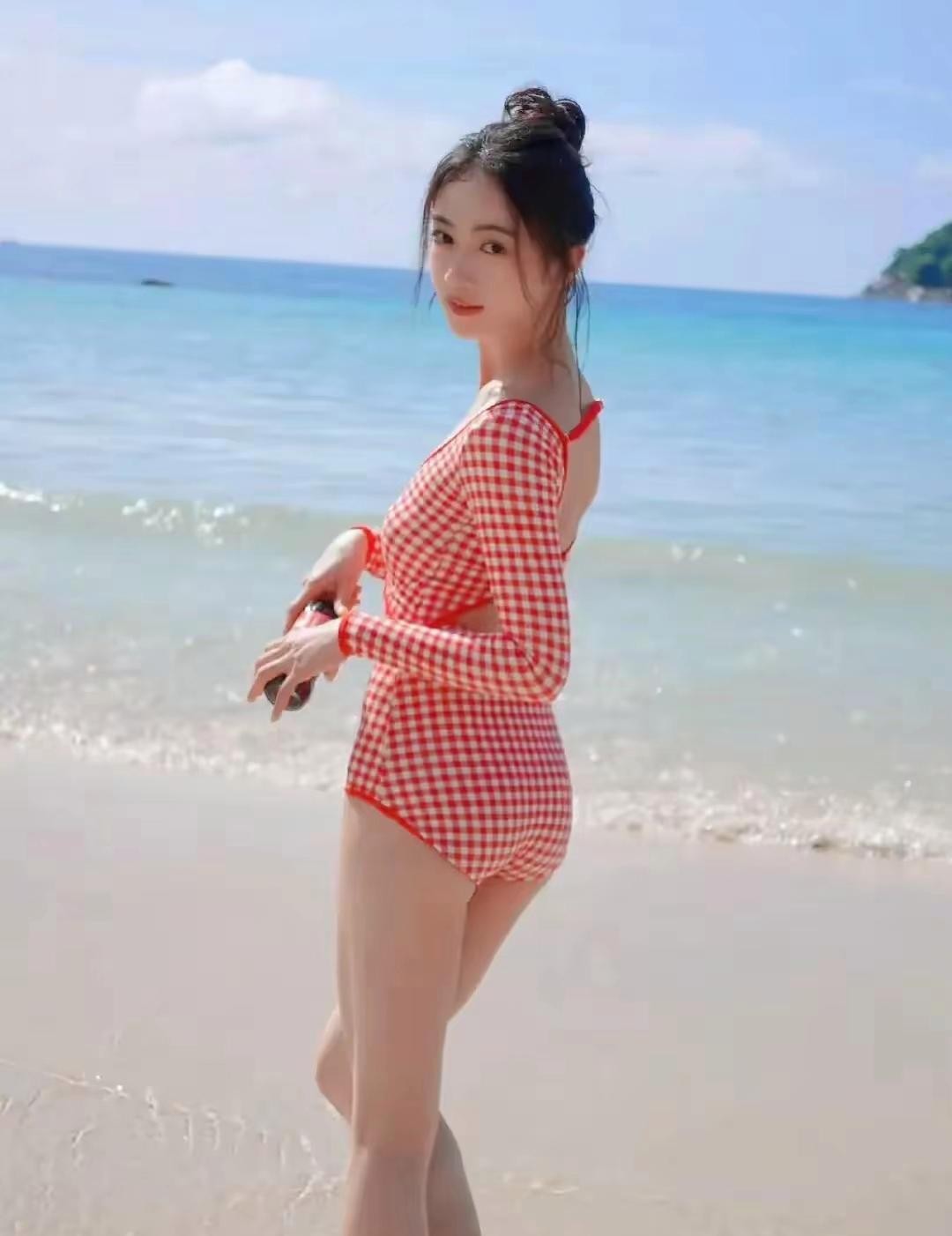 吴谨言海边度假照意外流出，瞬间点燃网友讨论。有人直呼