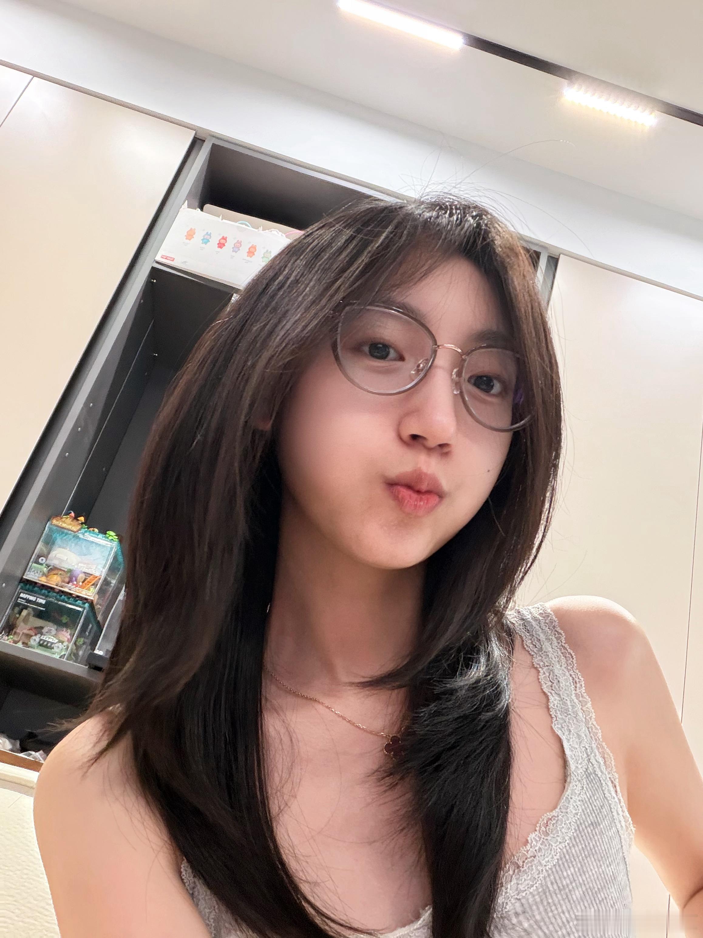 端午节最后一天剪了新发型💇🏻♀️换了新眼镜👓都是在朋友推荐的地方感觉很不