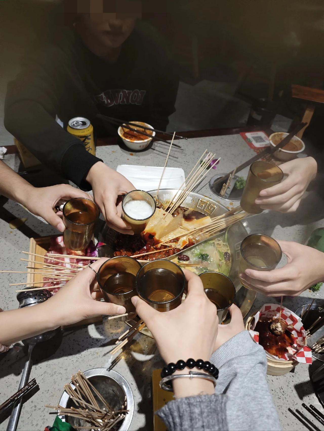 安徽蚌埠，女子跟闺蜜吃饱饭后回酒店休息，半夜三点，一男子突然冲进房间，对着女子傻