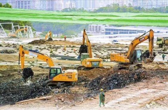 深圳罗湖玉龙填埋场的110米高“垃圾山”正在消失，师傅们正将挖出的二十多年生活垃