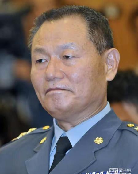台湾前"国安局长"李翔宙最近又放炮了。这位退役陆军二级上将公开撰文，直接把台防务