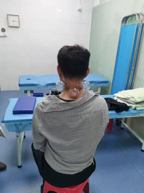 那是前几年的事儿了。有一天我骑自行车下班，突然就觉得这脖子发硬，怎么转都不得劲，