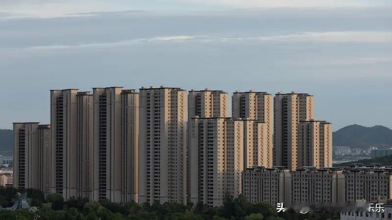 卖地收入腰斩，也是帮助楼市软着陆了。2021年巅峰时期卖地收入8.7万亿，20