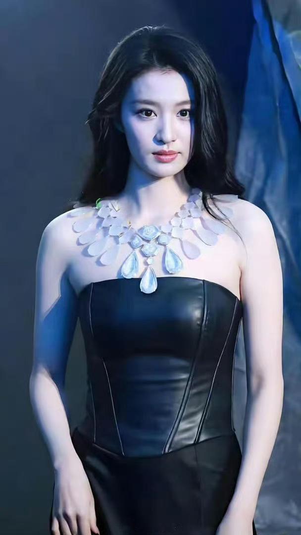 王楚然，这皮衣太丰腴了​​​