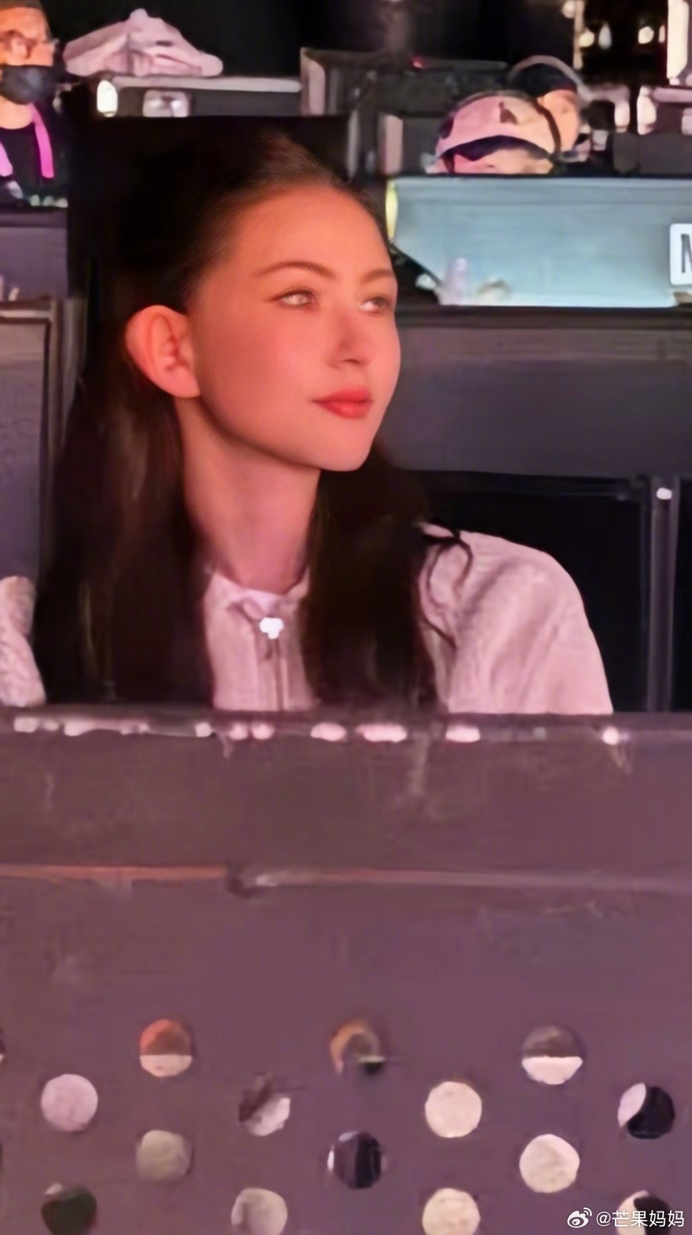 周杰伦演唱会上的昆凌，好精致无暇的浓颜，一时不知道该羡慕谁周杰伦被粉丝说演唱会划