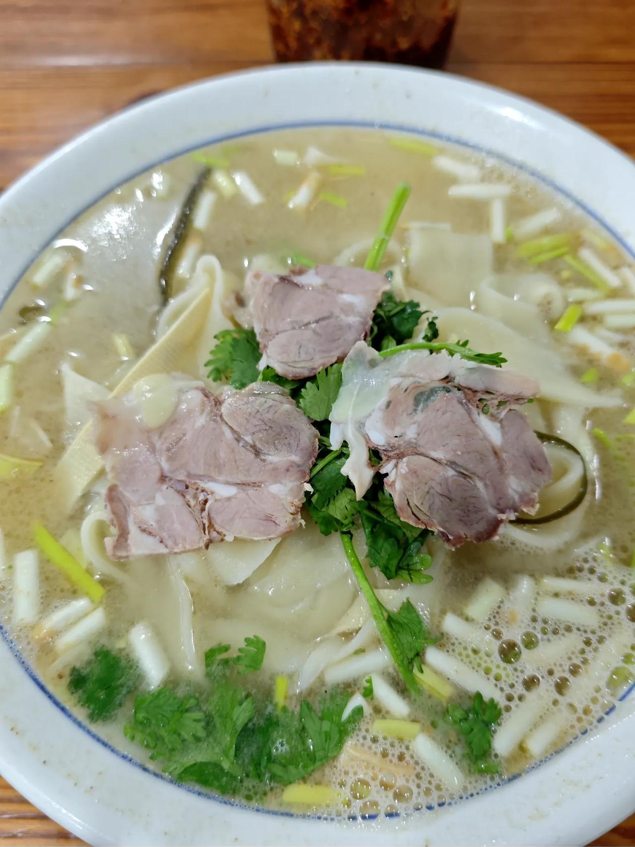 河南羊肉烩面味道不错，就是羊肉只有三片，有人说兰州牛肉拉面牛只受轻伤，那这个河南