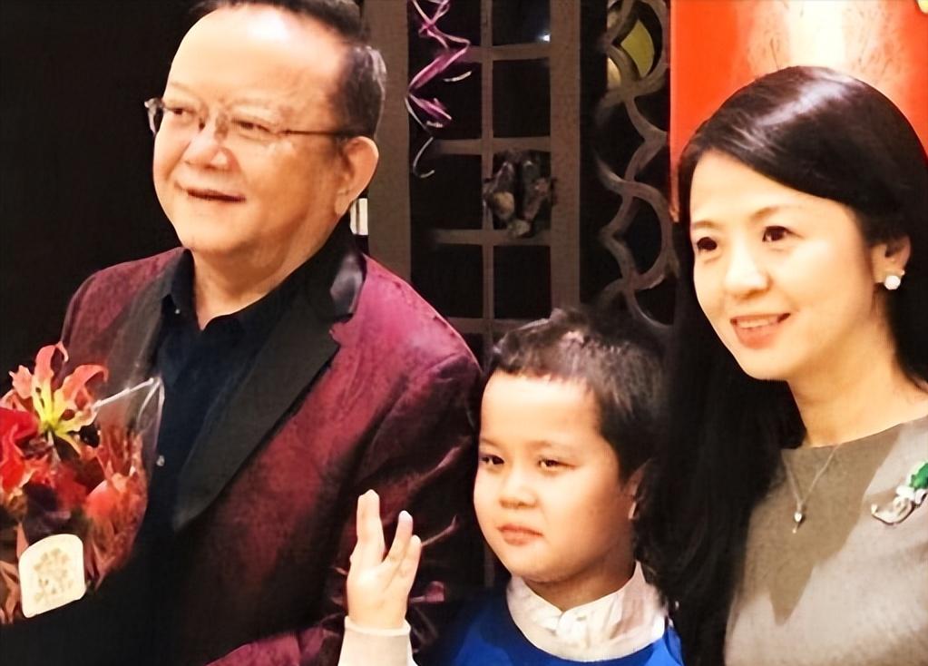 他三婚娶了小他20岁的郑艳东。他得知消息后，眼中没有惊喜，只有恐慌，他再次退缩，