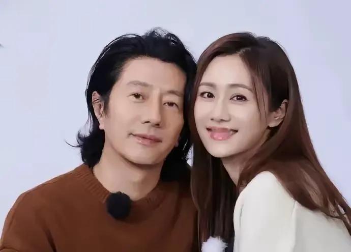现在还有多少人记得郑钧这个名字？以前他可是摇滚界的颜值天花板，年轻的时候，那个