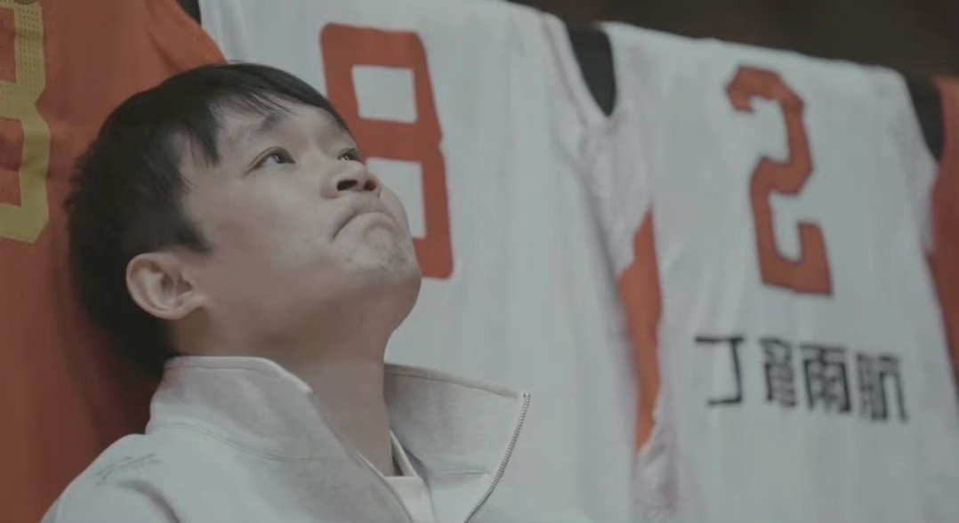 🏀再见容易再见难！丁彦雨航正式宣布退役，八年伤病抗争终落幕，满是遗憾与致敬丁彦