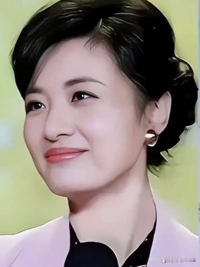 周涛端庄大气，温润如玉。她以从容姿态跨越岁月，在热爱中绽放知性之美，是时光深处最