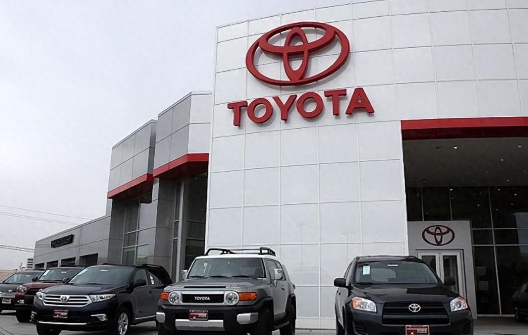 本田卖了69年车，头一回亏钱。日产穷到卖大楼。两个难兄难弟想抱团取暖，结果一个多