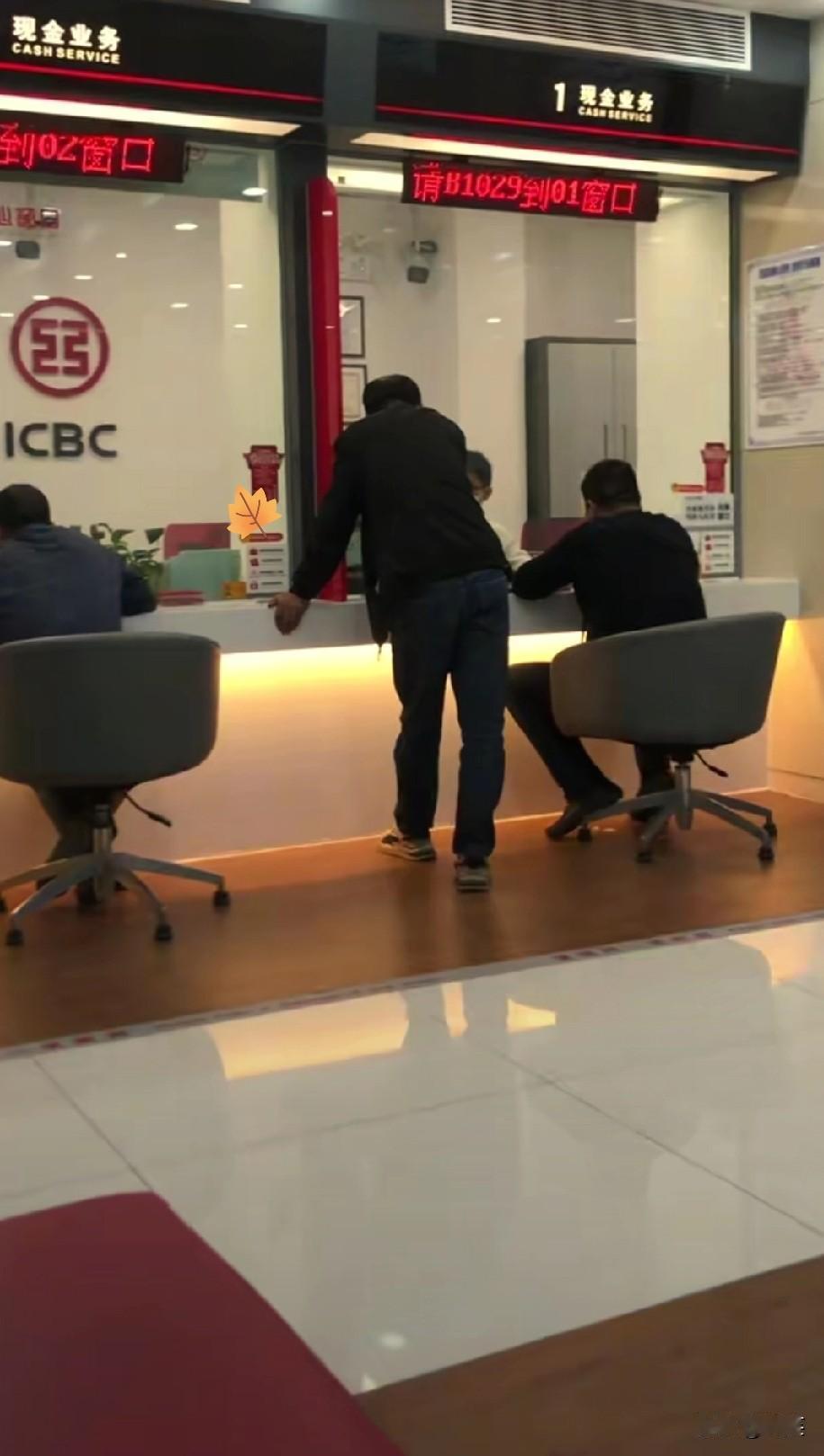 银行这行情真是变天了！上午我婆婆给我打电话，说她存在银行的35万到期了，去