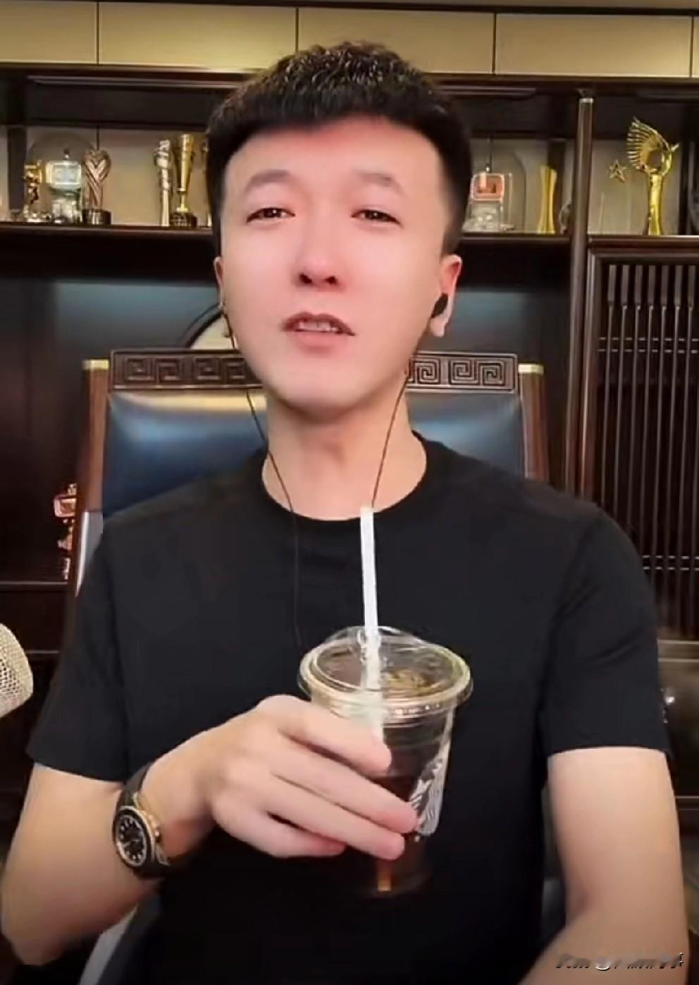 驴家一哥还原铁岭小辉露鸟全过程，直言小辉太傻了，断送自己网络生涯，你再置气热度在