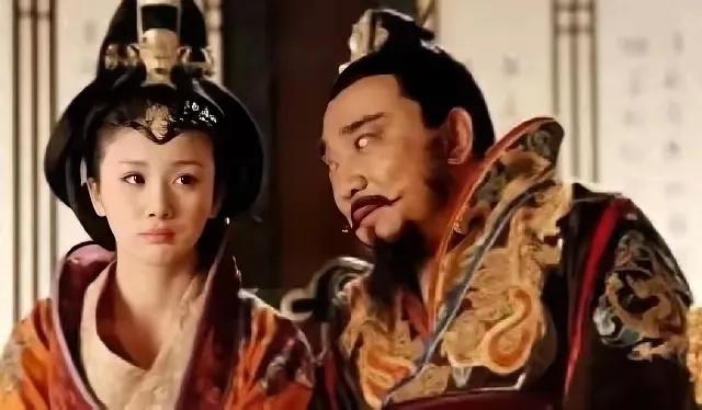 公元912年，朱温正搂着儿媳妇王氏睡觉，儿子朱友珪带兵闯入。朱温大吼：“大胆逆子
