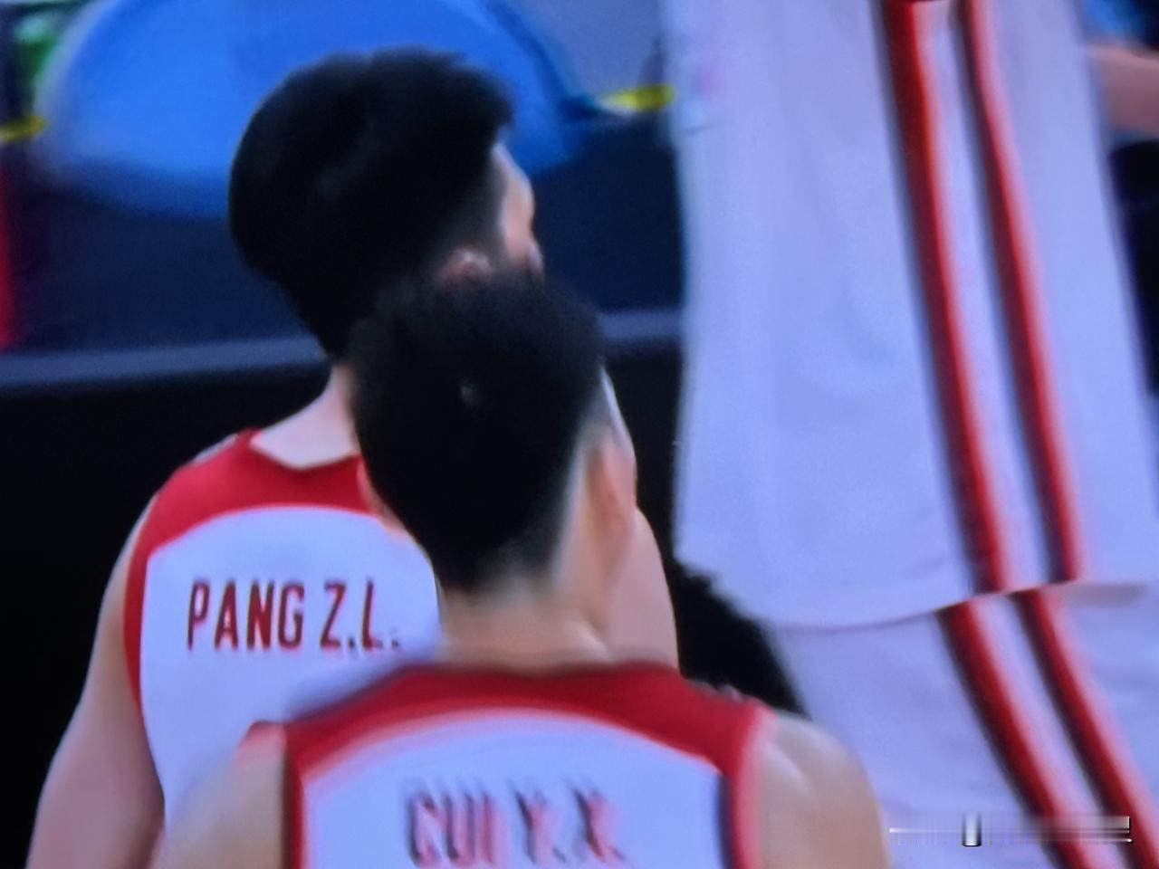 中国男篮只要有王俊杰，肯定稳了。昨天晚上和澳大利亚的热身赛充分说明了一点：有