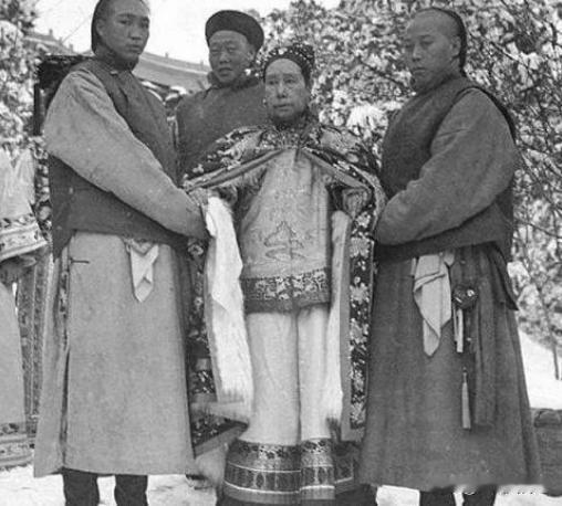 这张黑白照才是慈禧太后的真实照片，时间：1903年冬季地点：北京颐和园（万