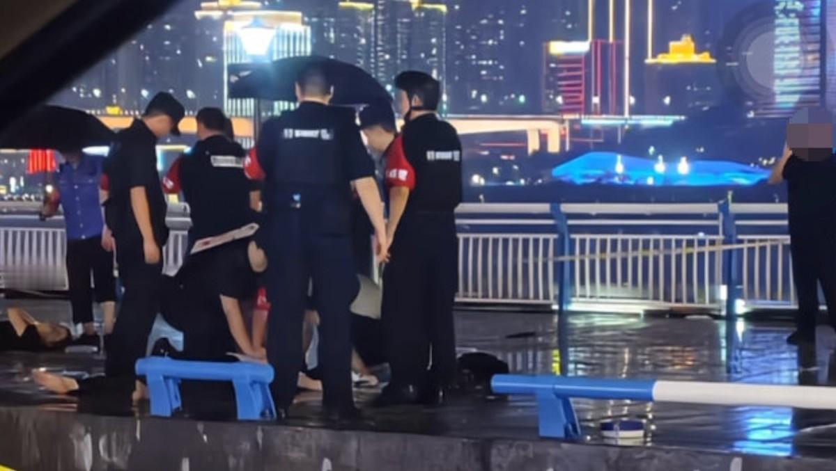 重庆洪崖洞触电事件，官方通报出来了事情的结果，让所有人心头一沉。那个刚拿到大学