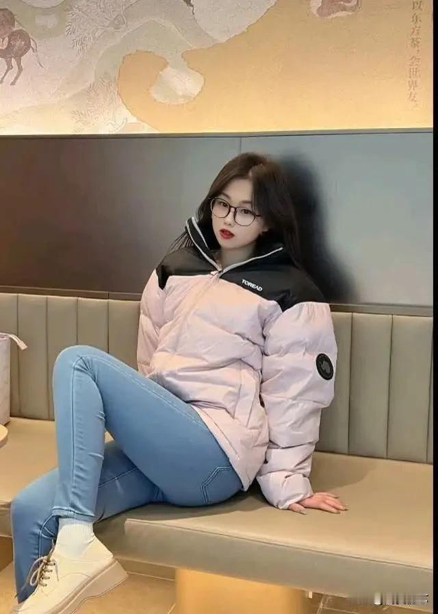 冬日穿搭指南：粉色羽绒服+牛仔裤，温暖又时尚！