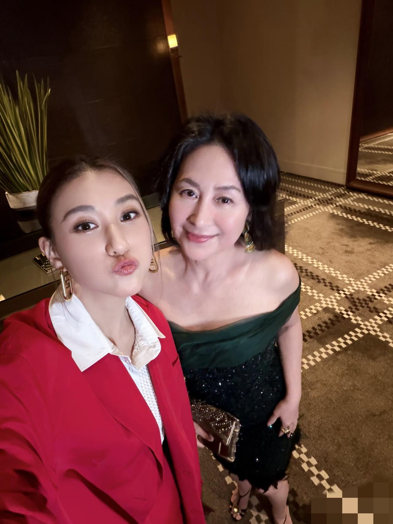 何超莲晒与姐姐何超琼一起参加活动的合影，姐妹两个关系真好，何超琼64岁了，居然打