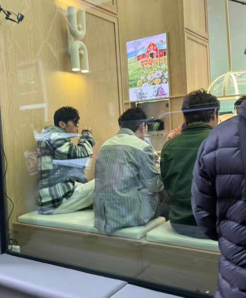 周杰伦现身墨尔本街头录制综艺，心态放松不受流言干扰。