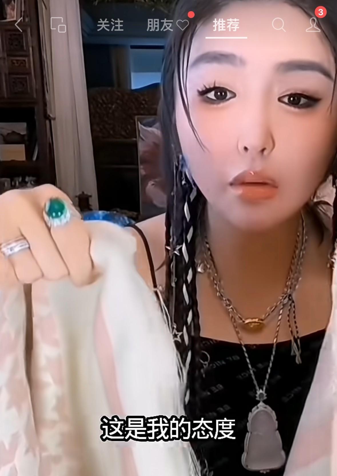 娇娇直播的时候，剪了自己的lv围巾，告诉网友们，她跟魏三割袍断义，没有任何关系