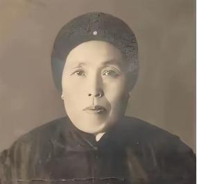1891年，16岁的张作霖落难乞讨，孙寡妇看中了他，解开衣扣，掏出一块腰牌给
