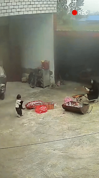 “这打挨的一点都不亏”！小女孩年幼无知，抱起家里的黑猫，一把扔进了火盆里，还好黑