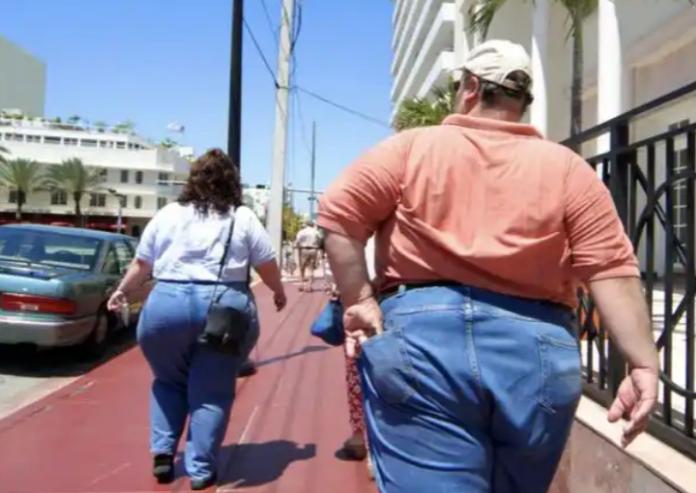 在美国，如果你看到一些身体肥胖、屁股很大、全身肉多的人，基本上可以确定是穷人；而