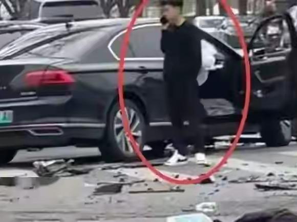 西安车祸：黑衣司机插兜动作引众怒，路口瞬间赌掉一条命3月30日下午3点，西