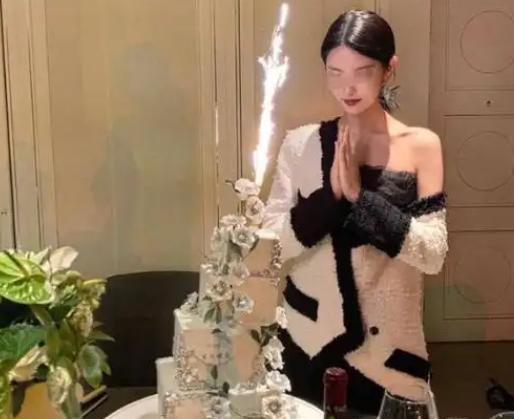 2020年，上海一位女子在KTV庆生，豪气地点了一瓶49800元的路易十三，外加