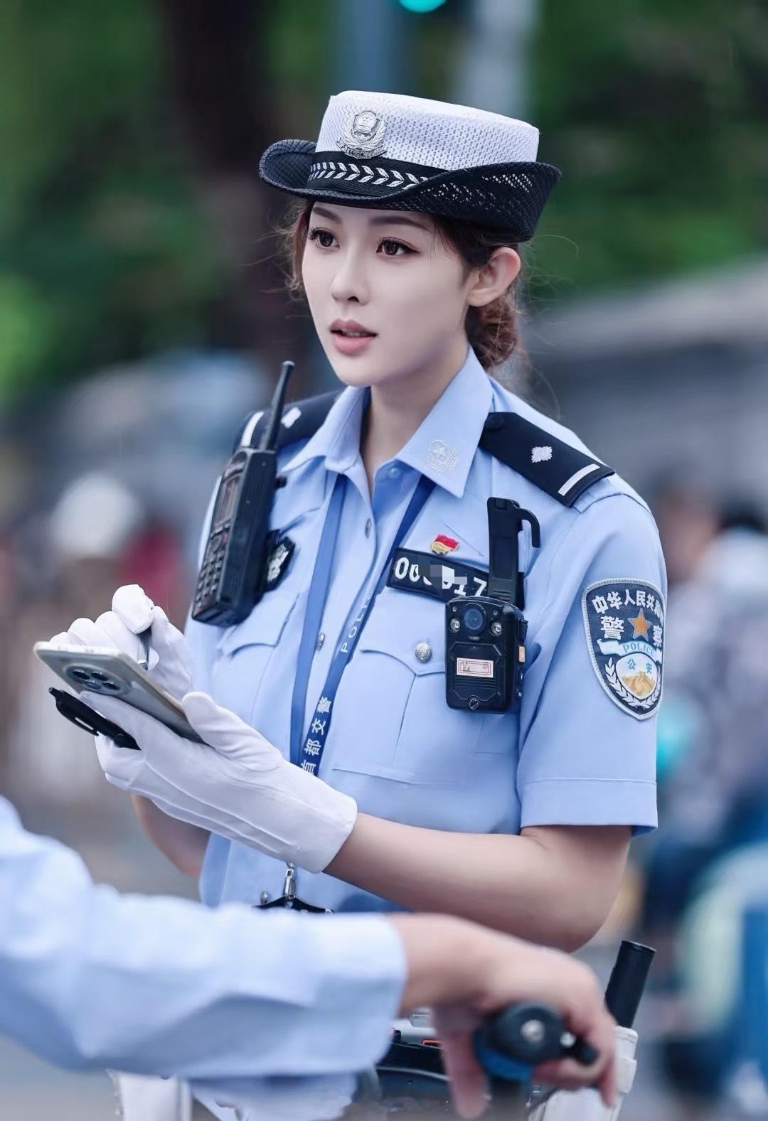 首都交警续集，确实很美，听说是在鼓楼附近执勤。遵纪守法，从我做起[加油]​​​