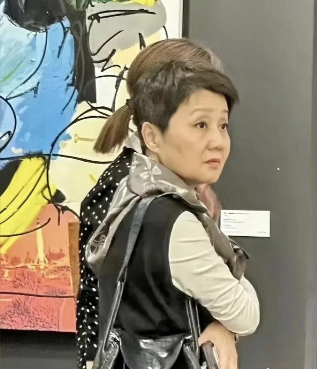 只有四太梁安琪才会把爱马仕背成这个样子吧，要不是知道她有钱的话，我还以为这就是一