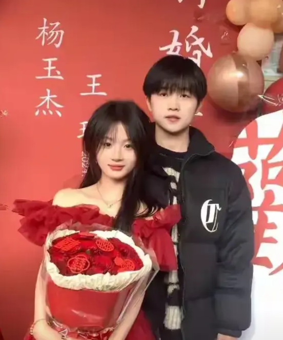 广西，近日，有一名读大三的男子跟一名读大二的女生举行了订婚仪式，这名大二女生年仅