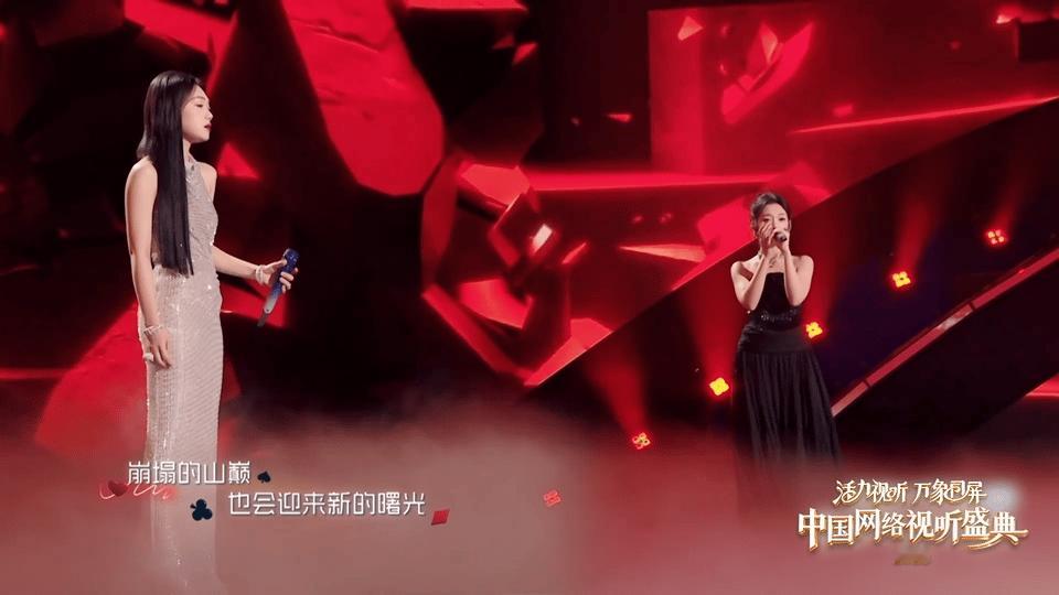 希林娜依高vs希林娜依高希林娜依·高在视听盛典这创意绝了！白裙黑裙“自己卷自己