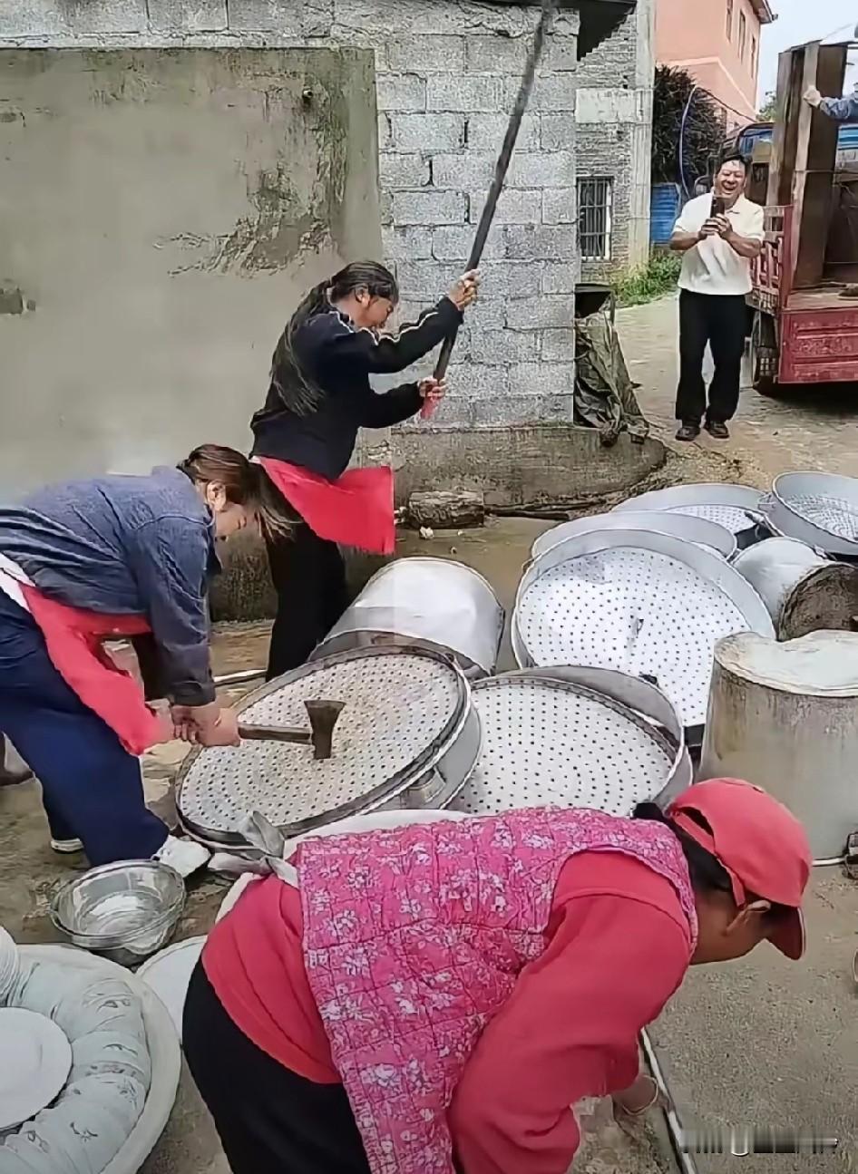 农村有些人都还是挺迷信的！出了这么大的事情，把锅都给砸了！死过人这批炊具就不用