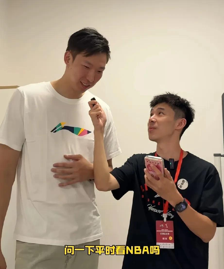 周琦是真掉钱眼里了，不给钱“急眼”了！在一次采访游戏中，回答问题对了给钱，只见