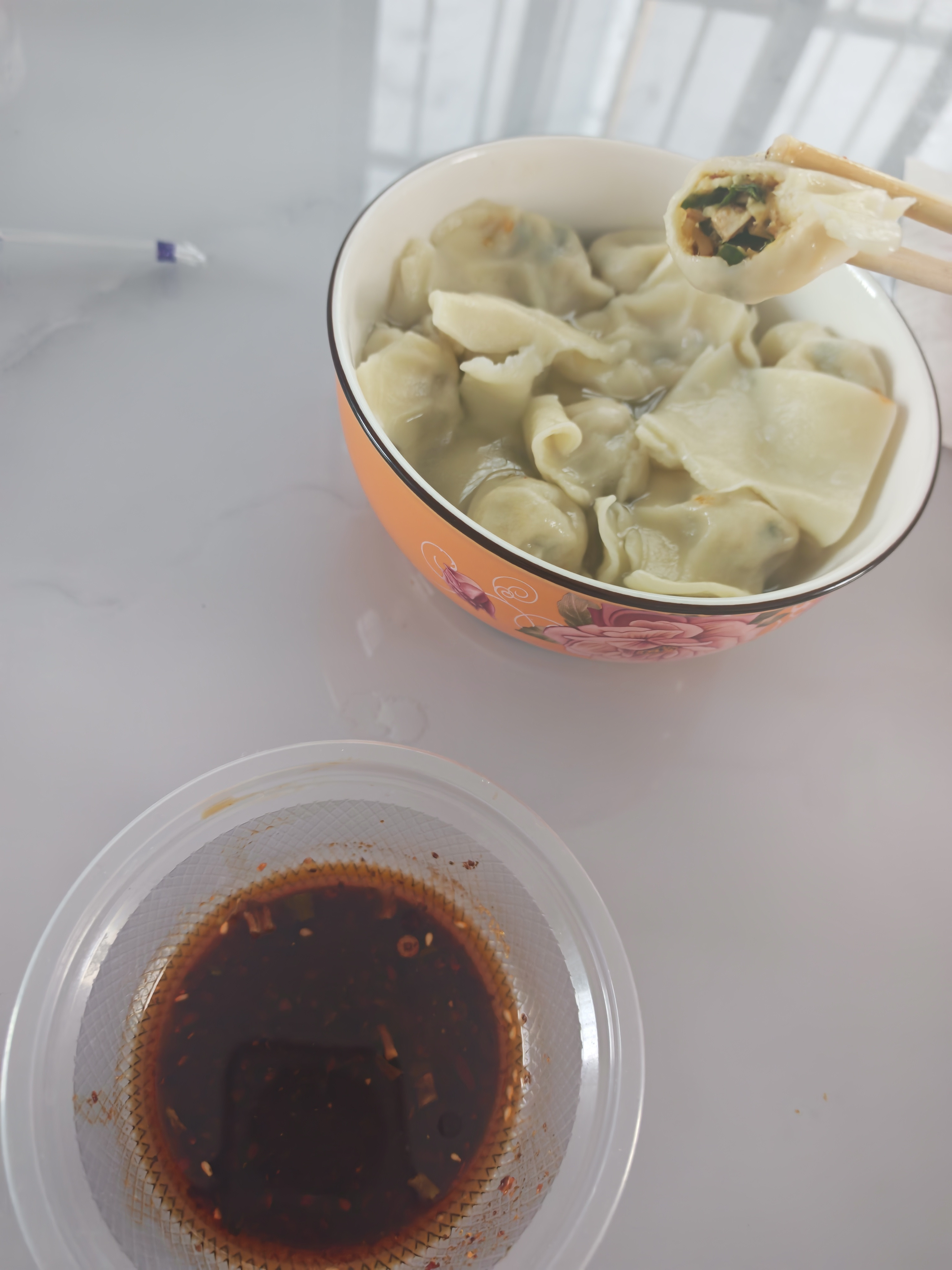 中午下午被狂喂两顿不同口味饺子，该说不说，虽然减肥再次失败，但真好吃啊，好吃不过