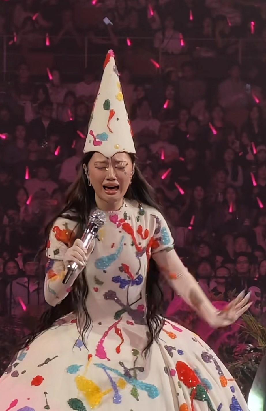 谁懂呀？单依纯真的就是艺高人胆大！成都演唱会一开场，大家直接被她的造型给愣住