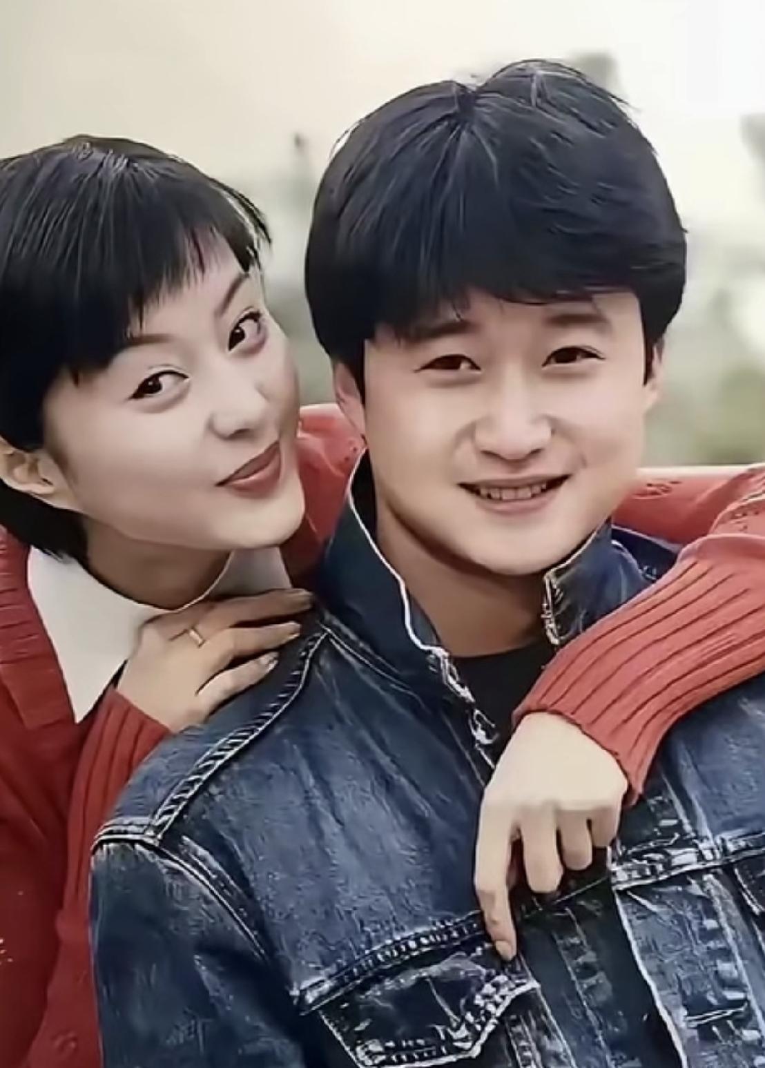吴京也没有想到当初与自己合影的美女，今天会混成这样啊！当初她们这张合照，可称作