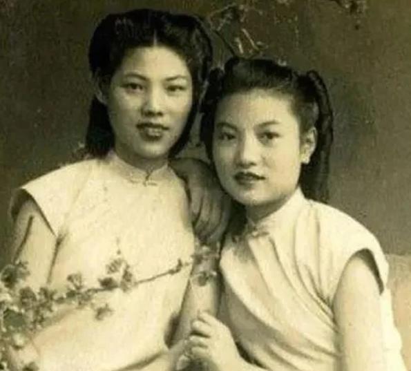 1936年6月，东北一列火车上，鬼子对老太太拳打脚踢，就在此时，两个小姑娘拿出匕
