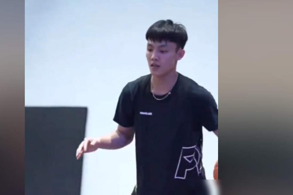 有广东球迷问，徐杰为广东男篮做的已经够多的了，当年和广东男篮签下五年B类童工合同