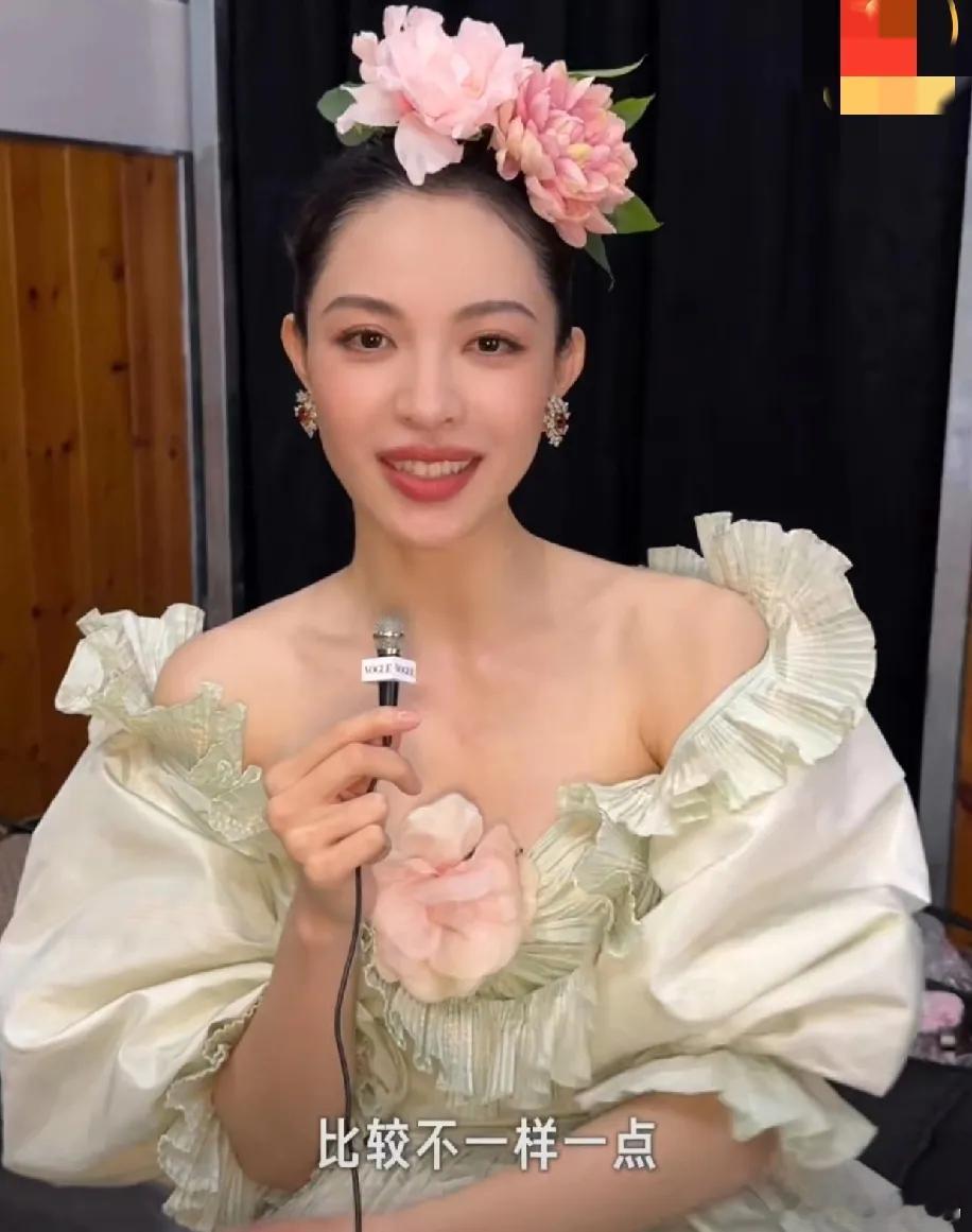 钟楚曦在采访时说,红毯造型是自己设计的,鲜花戴头顶也是自己想出来的,可是有网友扒