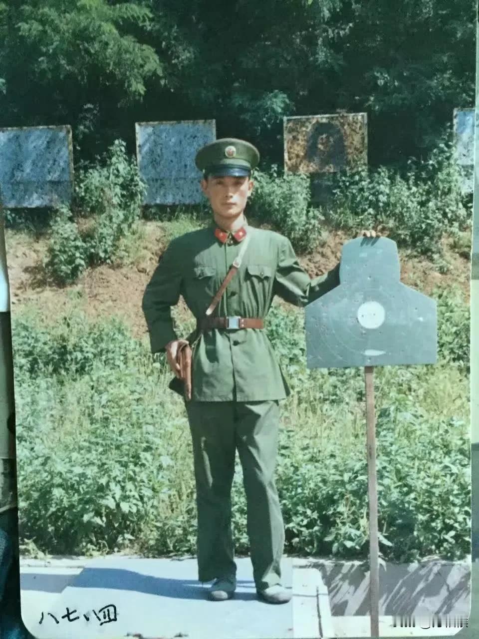 当兵时打靶训练咱是认真的，因为警卫营每年打靶都有一个硬性规定，凡是五四手枪50米