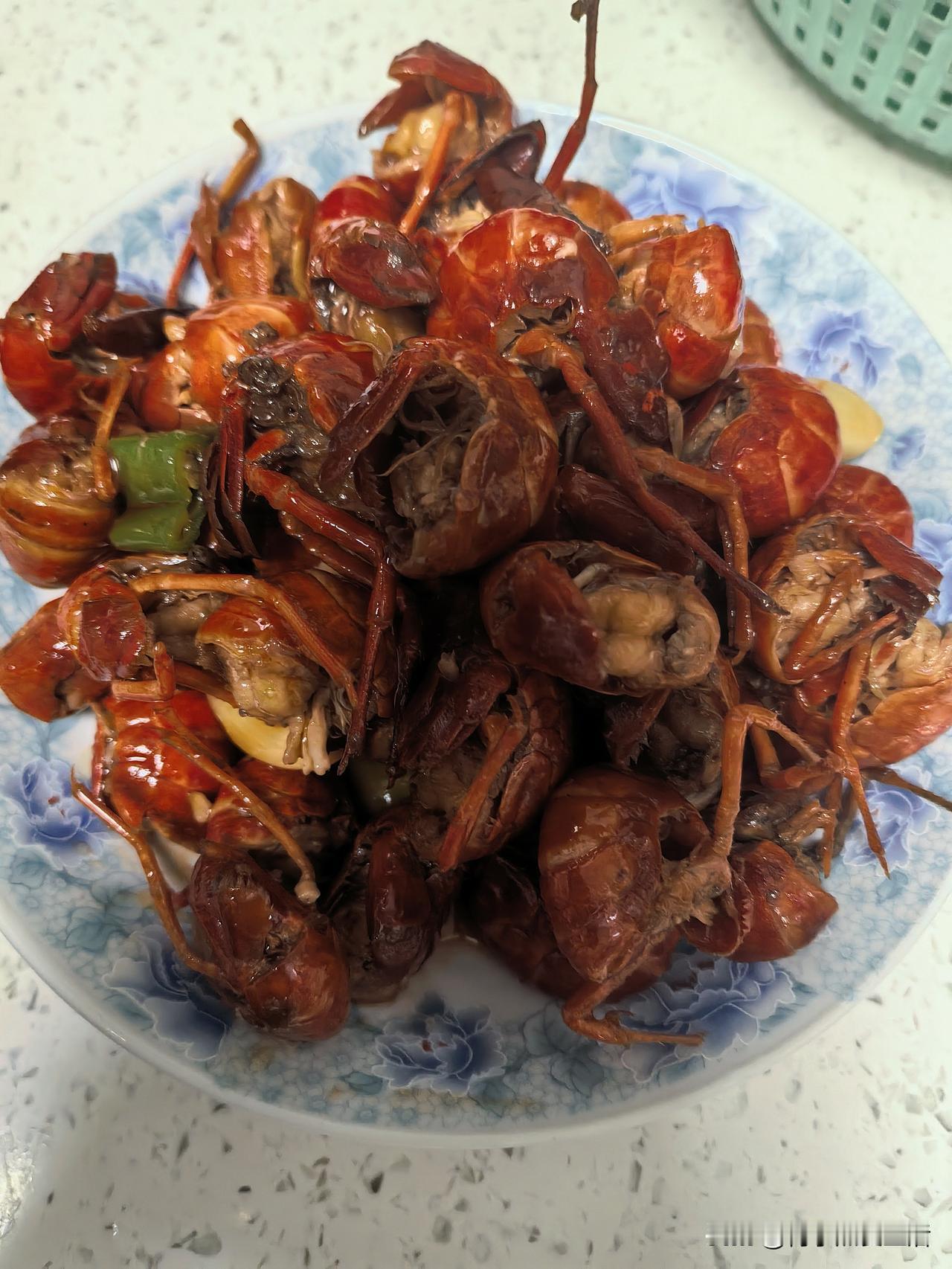 今天晚上全部准备的是年轻人吃的菜，女婿喜欢吃虾，小外孙不能吃辣，还是过年买的海底