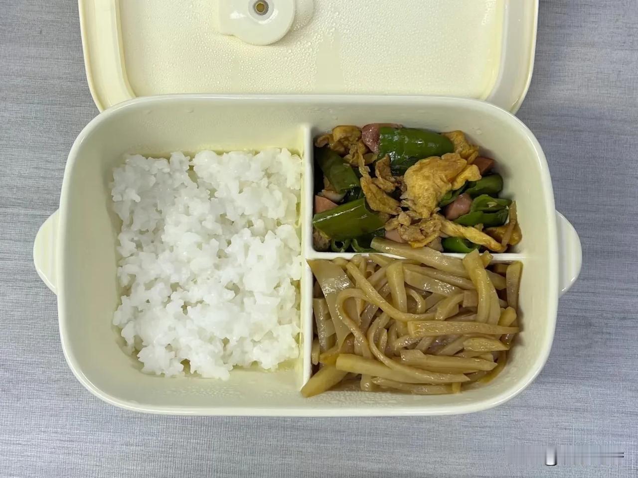 哈哈，大河南还是人才辈出！这样一盒饭20卖给邻居算贵吗住在隔壁的妹妹刷到网