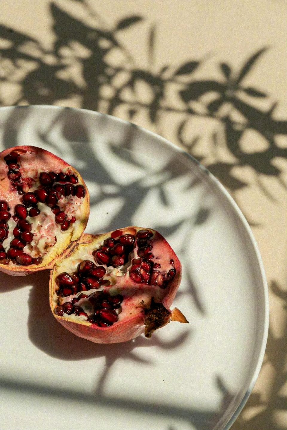 “12种垃圾食品的解药，一定要记住：”1、香蕉——是烧烤的解药。吃了烧烤，记得多