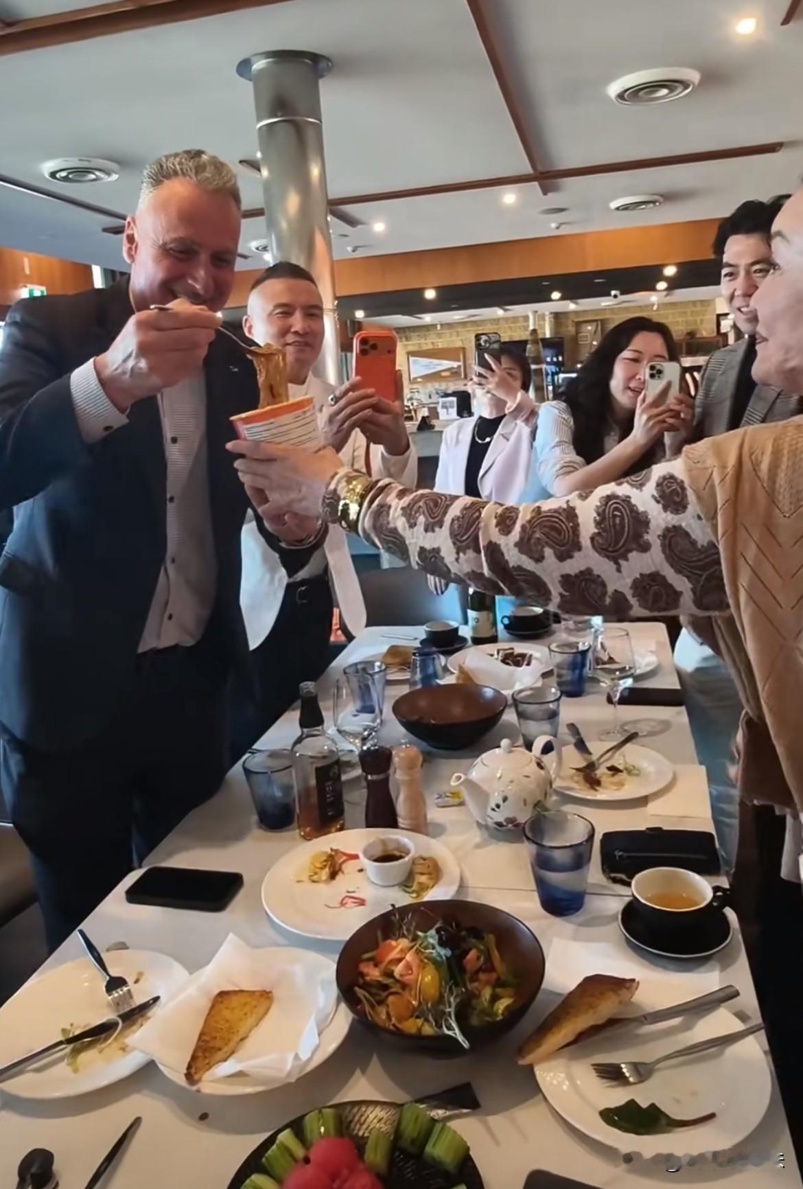 兰姐真是为国争光，也为企业争光啊！外宾不仅喜欢酸辣粉，去到麻六记吃饭居然看到外